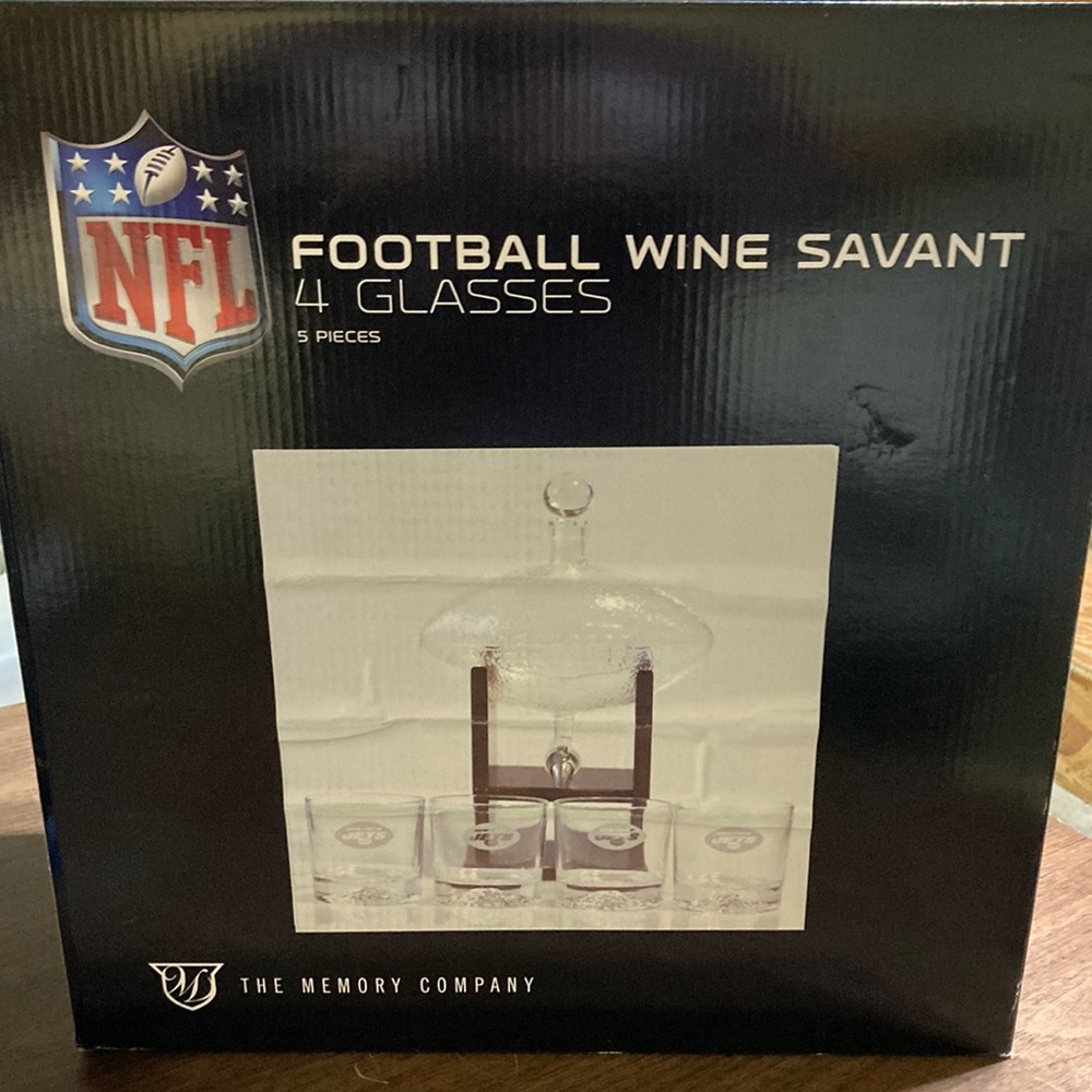 NY Jets NFL brand new in box Football Wine Savant with 4 jets glasses